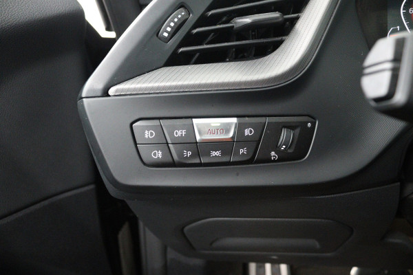 BMW 2 Serie Gran Coupé 218i Business Edition Plus (PANORAMADAK, CAMERA, SFEERVERLICHTING, STOELVERWARMING, PARKEERSENSOREN)