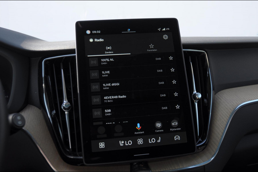 Volvo XC60 T6 350PK Automaat AWD Plus Dark / Trekhaak / BLIS / Adaptieve cruise control / Panoramadak / Apple carplay / Parkeersensoren met camera / Elektrische achterklep / Elektrische stoelen met geheugen / Stoel en stuurwielverwarming