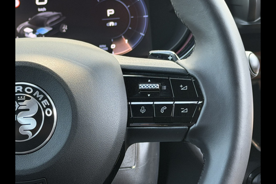 Alfa Romeo junior 1.2 Turbo Hybrid Ibrida Speciale | Automaat | Pack techno | Stoelverwarming | Electrische kofferklep | Camera achter | Apple Car