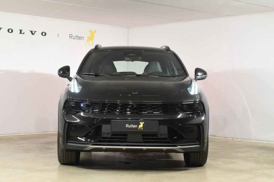 Lynk & Co 01 276PK Automaat Core / Adaptieve cruise control / Stoel - en stuurwielverwarming / Parkeersensoren met camera / Apple carplay / Trekhaak / Metallic lak / 19" lichtmetalen velgen