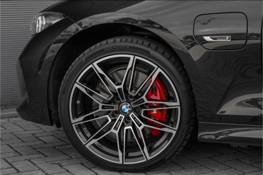 BMW 3 Serie Touring 330e M-Sport Pano ACC Trekhaak Memory 19"