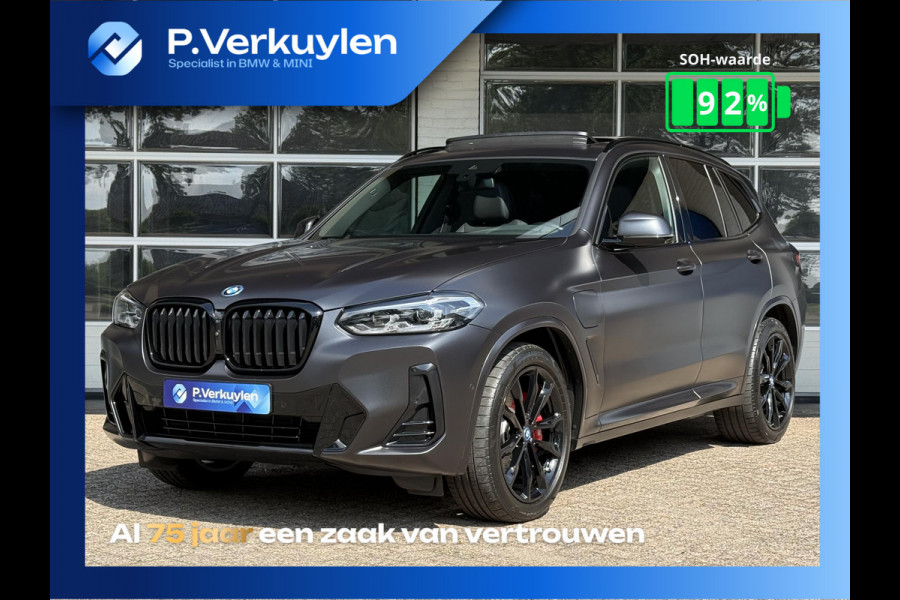 BMW X3 xDrive30e M SPORT | SPORTREMMEN ROOD | PANORAMA | 360 CAMERA | HEAD UP | ADAPTIEF ONDERSTEL |