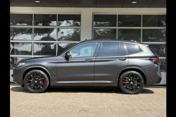 BMW X3 xDrive30e M SPORT | SPORTREMMEN ROOD | PANORAMA | 360 CAMERA | HEAD UP | ADAPTIEF ONDERSTEL |