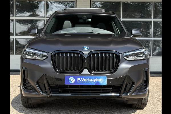 BMW X3 xDrive30e M SPORT | SPORTREMMEN ROOD | PANORAMA | 360 CAMERA | HEAD UP | ADAPTIEF ONDERSTEL |
