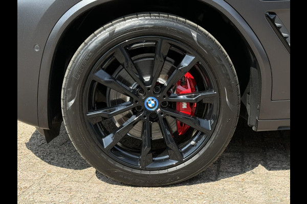 BMW X3 xDrive30e M SPORT | SPORTREMMEN ROOD | PANORAMA | 360 CAMERA | HEAD UP | ADAPTIEF ONDERSTEL |
