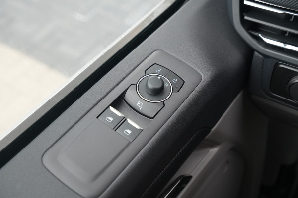 Ford E-Transit Custom 320 L2H1 Limited 71 kWh 218pk - Elek Trekhaak - LED - Carplay - Stoelverwarming - Keyless - Cruise - Rijklaar