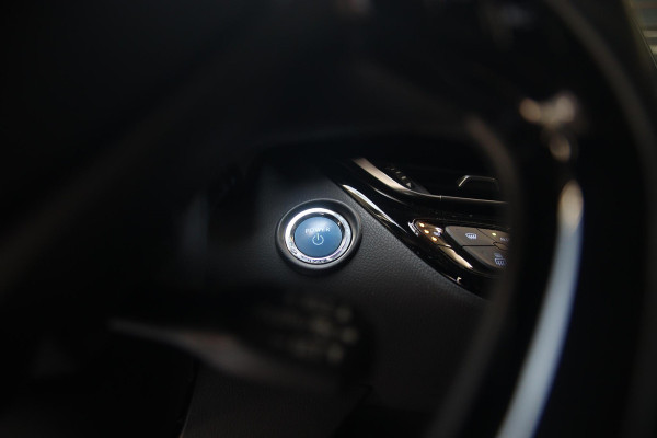 Toyota C-HR 2.0 Hybrid Dynamic XENON-CLIMA-STOEL VRM-CAMERA