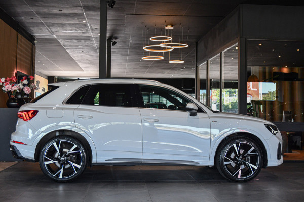 Audi Q3 35 TFSI 3x S-line. ACC, Camera, Matrix, Dodehoek, Stoelverw!