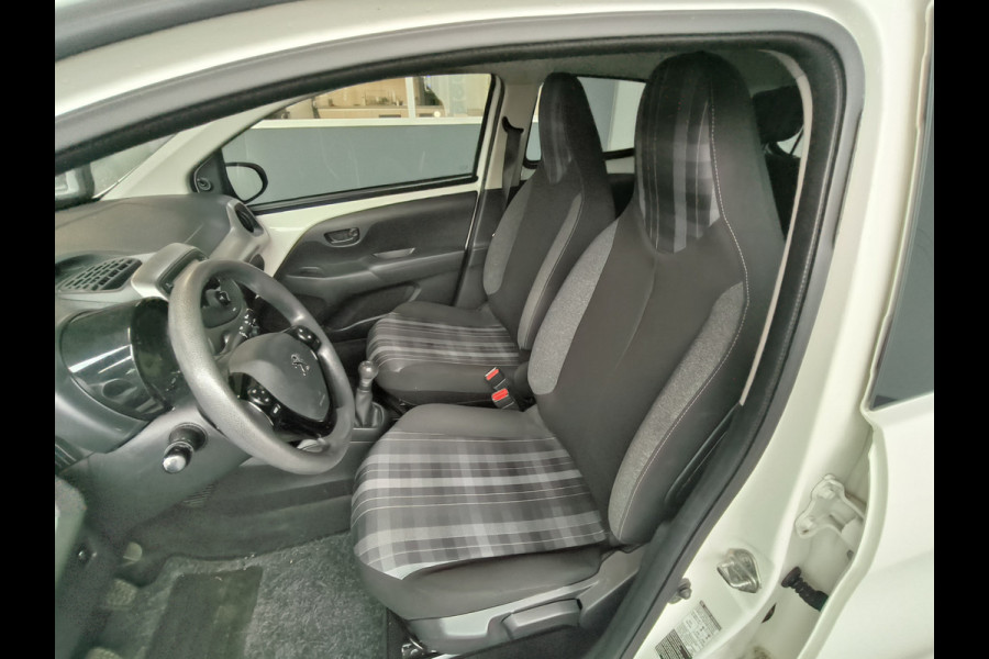 Peugeot 108 1.0 e-VTi Active uit 2018 Rijklaar + 12 maanden Bovag-garantie Henk Jongen Auto's in Helmond,  al 50 jaar service zoals 't hoort!