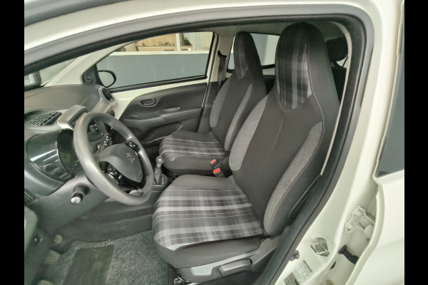 Peugeot 108 1.0 e-VTi Active uit 2018 Rijklaar + 12 maanden Bovag-garantie Henk Jongen Auto's in Helmond,  al 50 jaar service zoals 't hoort!