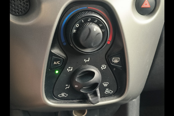 Peugeot 108 1.0 e-VTi Active uit 2018 Rijklaar + 12 maanden Bovag-garantie Henk Jongen Auto's in Helmond,  al 50 jaar service zoals 't hoort!