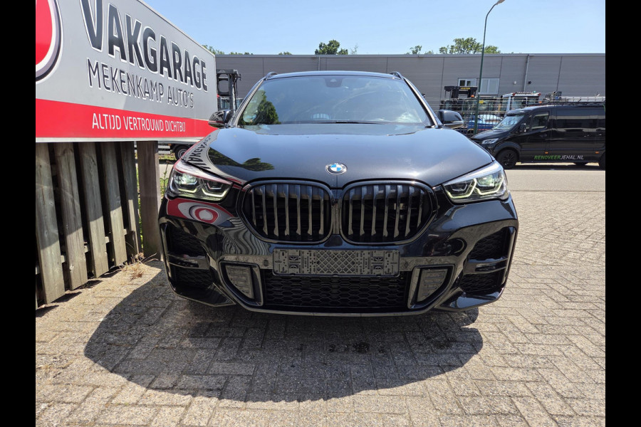 BMW X1 xDrive25e High Executive Edition M Sport 19"/Panoramadak/Elektrische stoel + memory/Adaptieve cruise/Keyless/HiFi/Camera