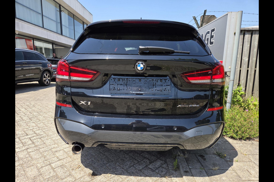 BMW X1 xDrive25e High Executive Edition M Sport 19"/Panoramadak/Elektrische stoel + memory/Adaptieve cruise/Keyless/HiFi/Camera