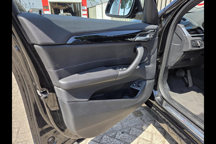 BMW X1 xDrive25e High Executive Edition M Sport 19"/Panoramadak/Elektrische stoel + memory/Adaptieve cruise/Keyless/HiFi/Camera