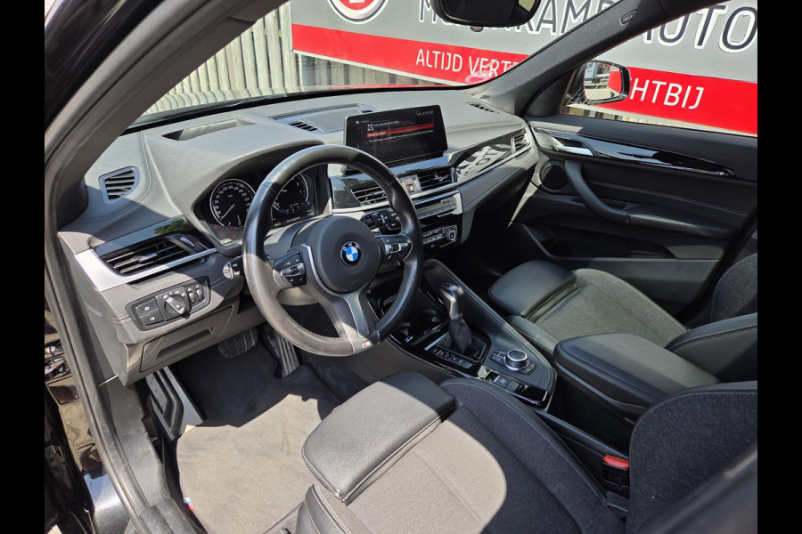 BMW X1 xDrive25e High Executive Edition M Sport 19"/Panoramadak/Elektrische stoel + memory/Adaptieve cruise/Keyless/HiFi/Camera