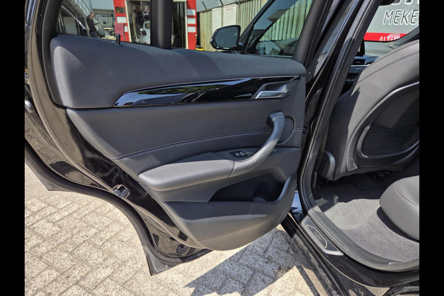 BMW X1 xDrive25e High Executive Edition M Sport 19"/Panoramadak/Elektrische stoel + memory/Adaptieve cruise/Keyless/HiFi/Camera