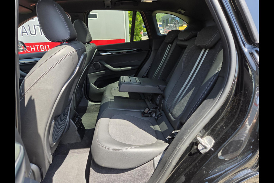 BMW X1 xDrive25e High Executive Edition M Sport 19"/Panoramadak/Elektrische stoel + memory/Adaptieve cruise/Keyless/HiFi/Camera