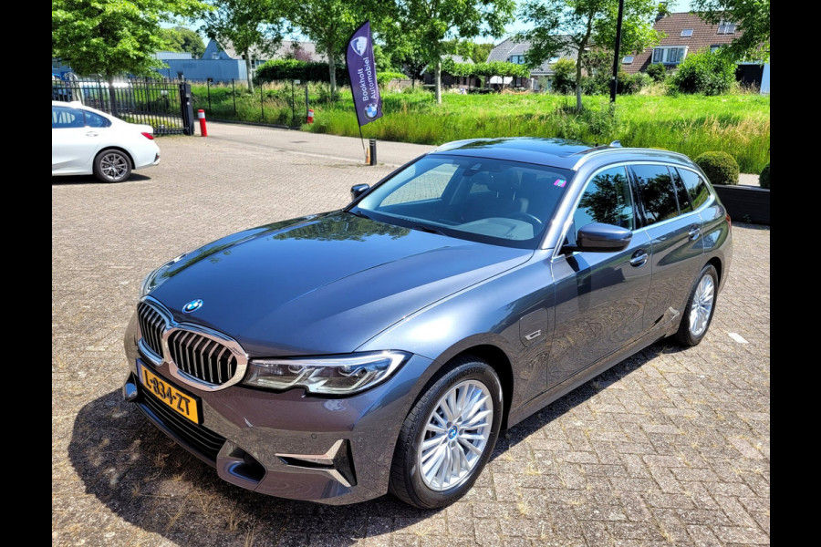 BMW 3 Serie Touring 320e Luxury - Pano, Trekhaak, Laser (NL NAP BTW)