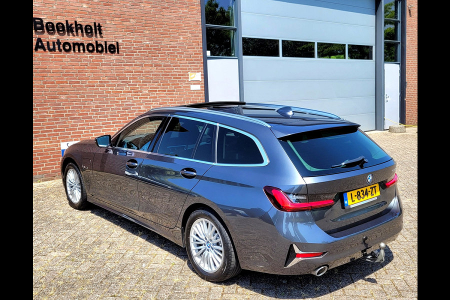 BMW 3 Serie Touring 320e Luxury - Pano, Trekhaak, Laser (NL NAP BTW)