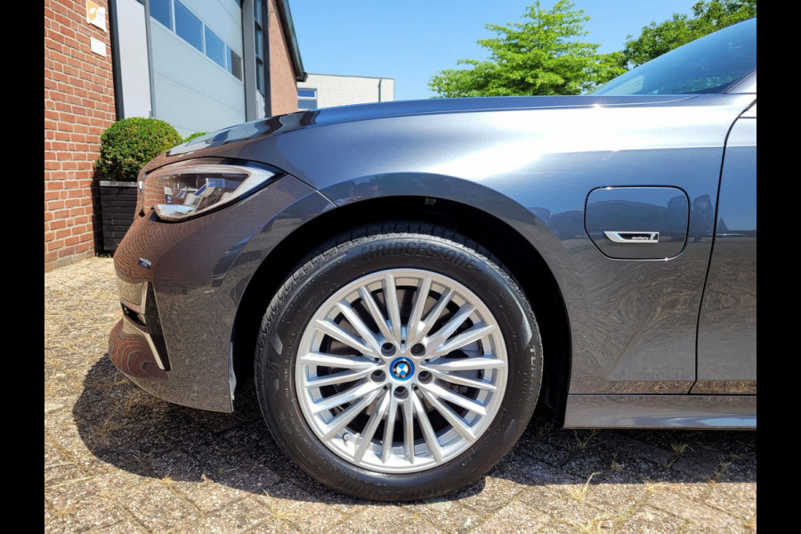 BMW 3 Serie Touring 320e Luxury - Pano, Trekhaak, Laser (NL NAP BTW)