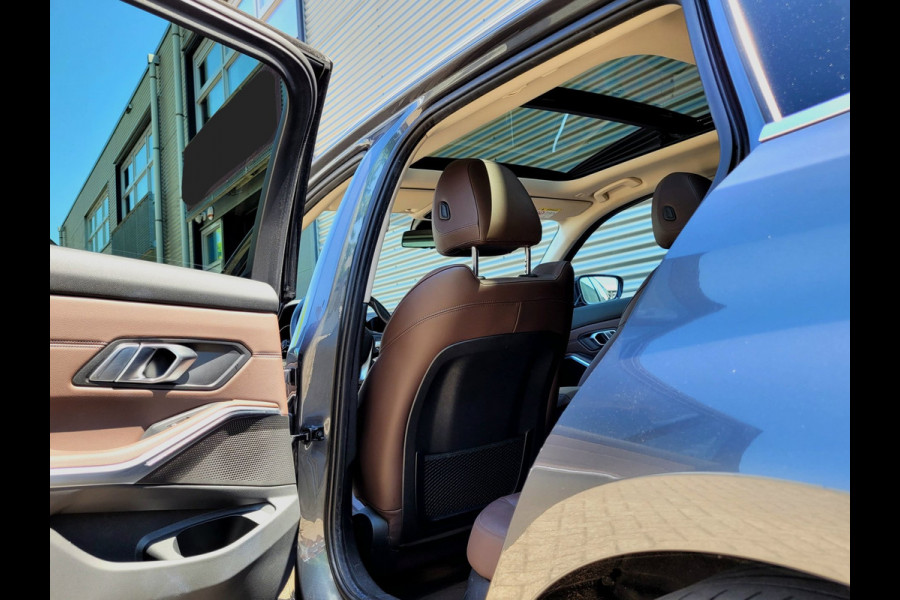 BMW 3 Serie Touring 320e Luxury - Pano, Trekhaak, Laser (NL NAP BTW)