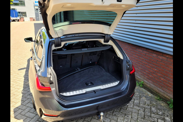 BMW 3 Serie Touring 320e Luxury - Pano, Trekhaak, Laser (NL NAP BTW)
