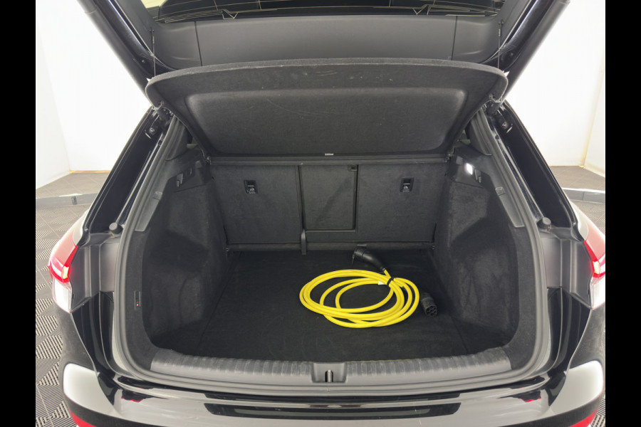 Audi Q4 e-tron 40 Launch S-Line Edition Competition 77 kWh [3-Fase-11kW] {SoH-89%} (INCL-BTW) *HEAT-PUMP | LEATHER | MATRIX-LED | SONOS-SOUND | ADAPTIVE-CRUISE | HEATED-SPORTSEATS | AMBIENTLIGHT | DIGI-COCKPIT | CAMERA | KEYLESS | HEAD-UP |  DAB+ | TOWBAR | 20''ALU*