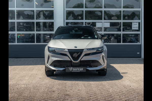 Alfa Romeo junior Elettrica Ti 54 kWh | Clima | Adapt. Cruise | Keyless | Handsfree A-Klep | PDC rondom | Pack Techno | Warmtepomp | Bicolore