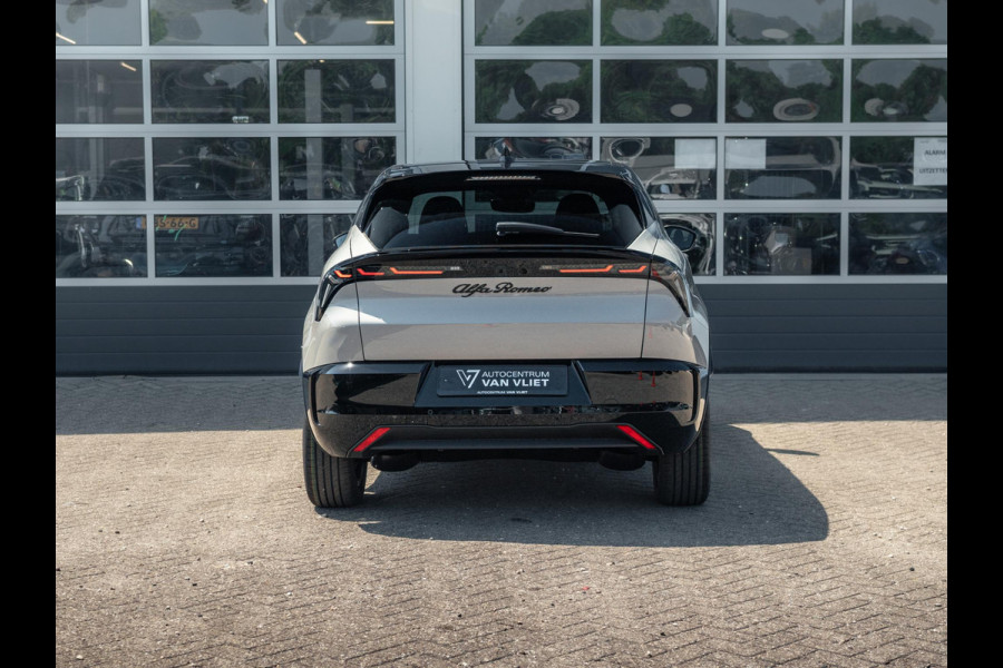 Alfa Romeo junior Elettrica Ti 54 kWh | Clima | Adapt. Cruise | Keyless | Handsfree A-Klep | PDC rondom | Pack Techno | Warmtepomp | Bicolore