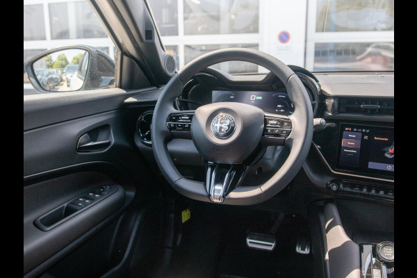 Alfa Romeo junior Elettrica Ti 54 kWh | Clima | Adapt. Cruise | Keyless | Handsfree A-Klep | PDC rondom | Pack Techno | Warmtepomp | Bicolore