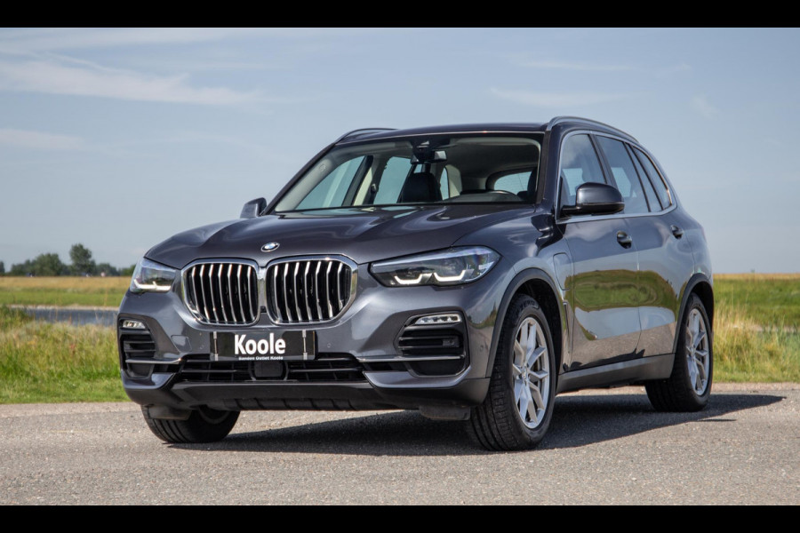 BMW X5 xDrive45e High Executive CARPLAY / CAMERA / DEALER ONDERHOUDEN / ZWART LEER / STOELVERWARMING / TREKHAAK