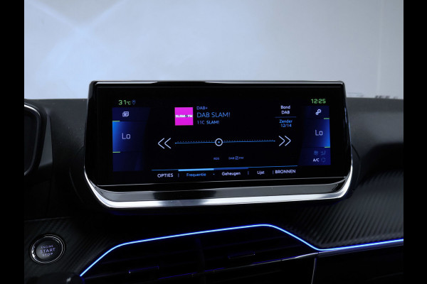 Peugeot e-208 EV Allure 50 kWh Sport (APPLE CARPLAY,NAVI,CAMERA,SFEERVERLICHTING,LED,CLIMATE,CRUISE,GETINT,SPORTSTOELEN,LM VELGEN)