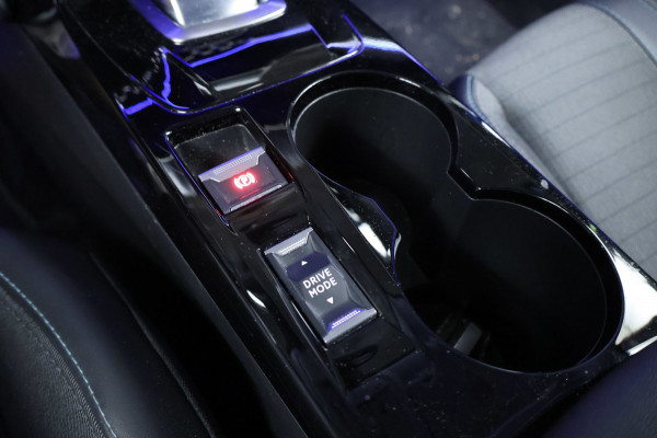 Peugeot e-208 EV Allure 50 kWh Sport (APPLE CARPLAY,NAVI,CAMERA,SFEERVERLICHTING,LED,CLIMATE,CRUISE,GETINT,SPORTSTOELEN,LM VELGEN)