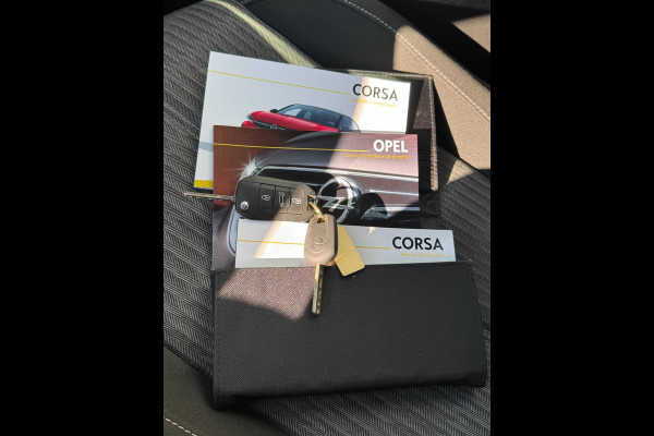 Opel Corsa 1.2 BLACK Edition - Navigatie / Apple CarPlay I Airco I PDC I Sport velgen I Dealer onderhouden