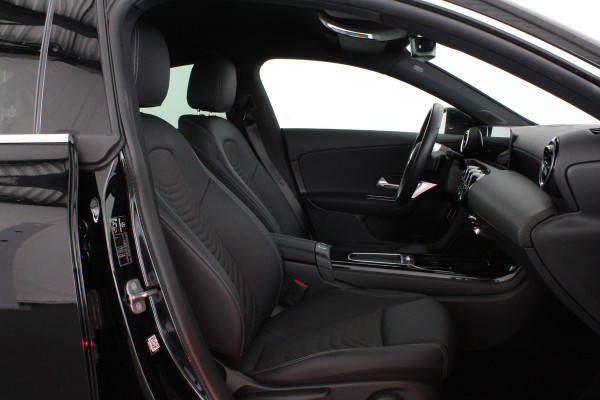 Mercedes-Benz CLA-Klasse 250 e Star Edition > Keyless/Camera/Cruise control adaptief/Stoelverwarming...
