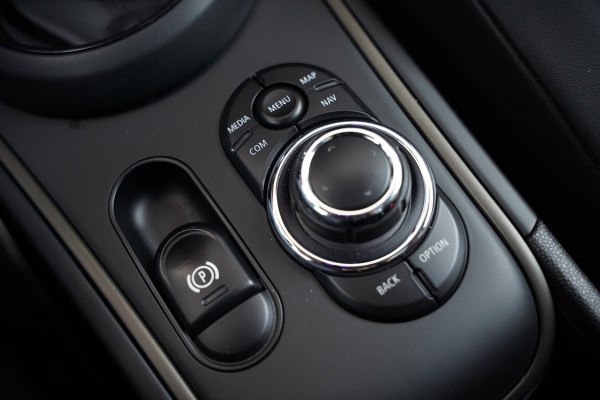 MINI Countryman 1.5 Cooper S E ALL4 Chili | Panoramadak | Stoelverwarming | Stuurverwarming | Head-Up Display | Camera | Apple Carplay | Keyless | Cruise Control | Navigatie | SOH 90%