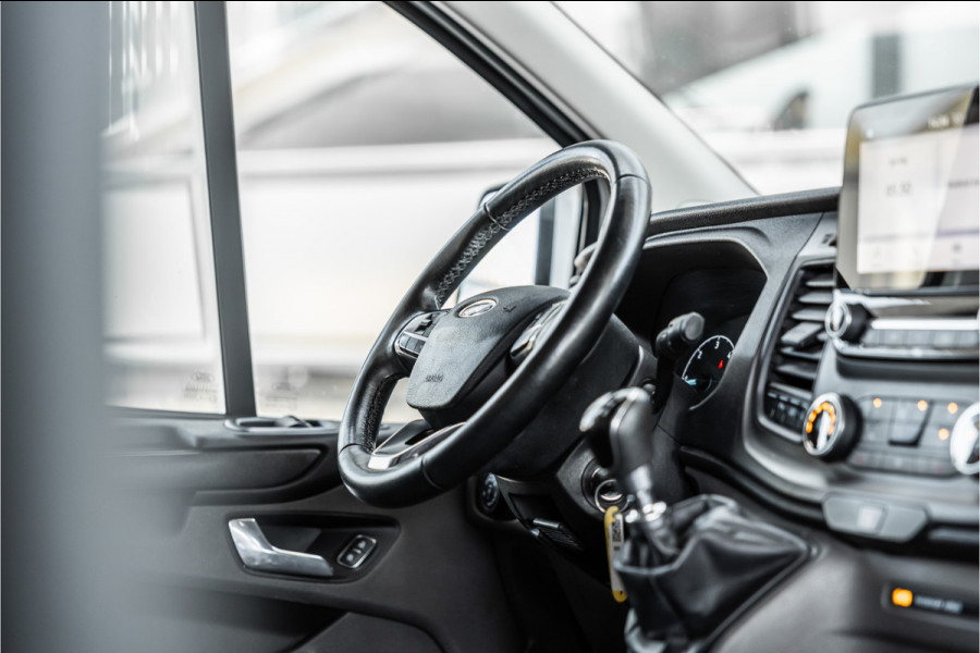 Ford Transit Custom 300 2.0 TDCI L2H1 | Raptor Edition | CarPlay | Camera | Trekhaak | PDC V+A | Nieuwe APK | Stoelverwarming | PDC V+A