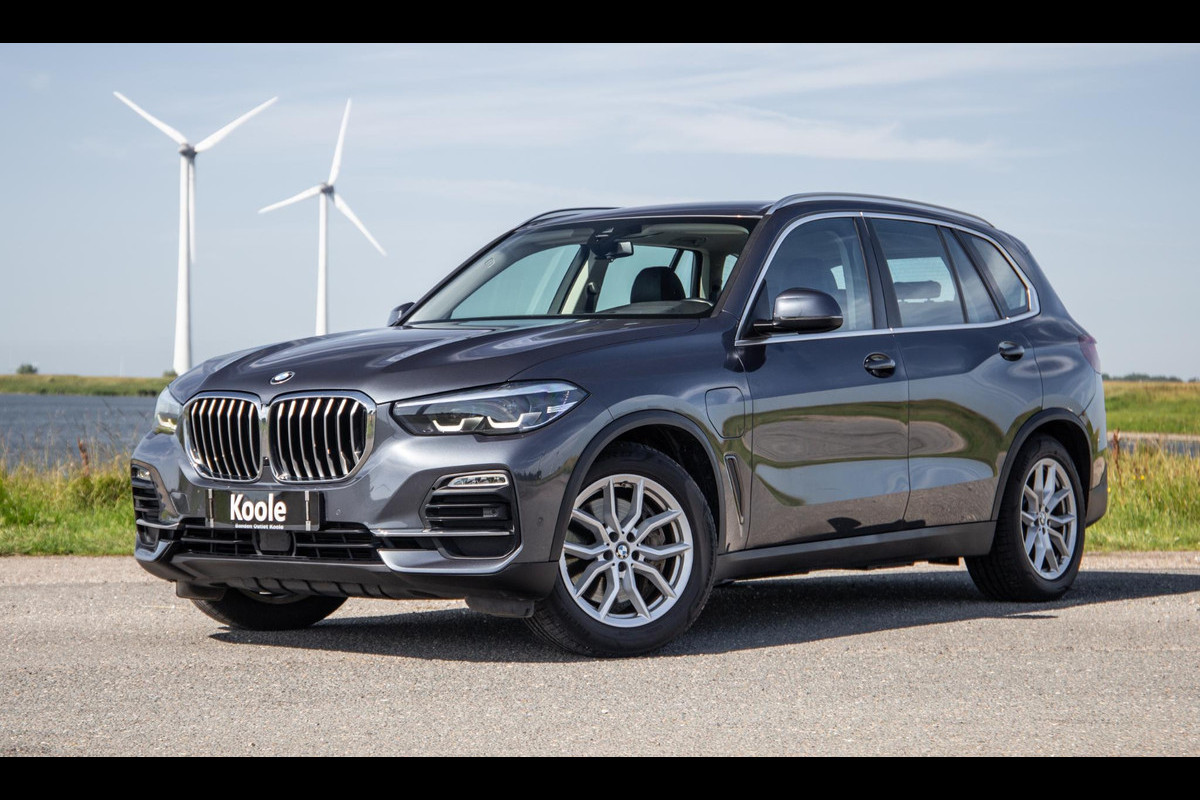 BMW X5 xDrive45e High Executive CARPLAY / CAMERA / DEALER ONDERHOUDEN / ZWART LEER / STOELVERWARMING / TREKHAAK
