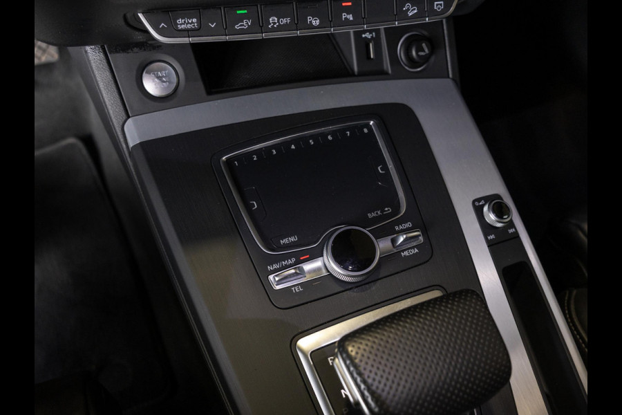 Audi Q5 55 TFSI e quattro Competition SoH 100% 367pk / Panorama dak / Adaptieve cruise control / Stoelverwarming / Dodehoekdetectie / Achtertuitrijcamera / Apple carplay /