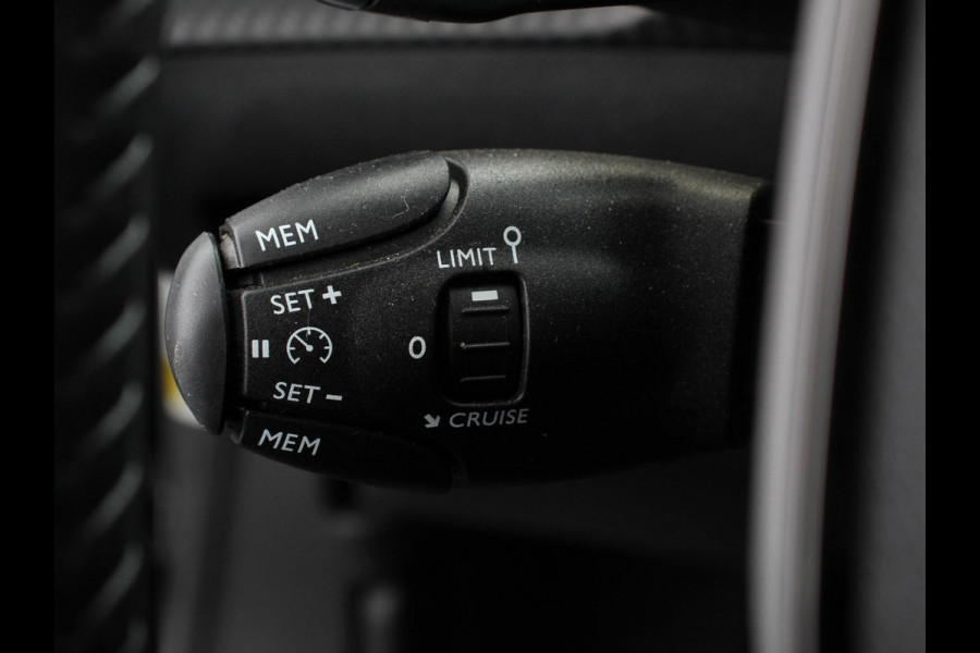 Peugeot 2008 1.2 Hybrid 136 pk Automaat Allure Navigatie Apple Carplay/Android Auto Climate Control Dab Led Parkeer sensoren Cruise Control