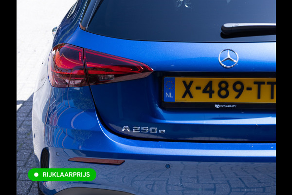 Mercedes-Benz A-Klasse 250 e AMG Line | Pano dak | Stoelverw. | Cruise | 19"all season | Sfeerverlichting | Climate control | Navigatie