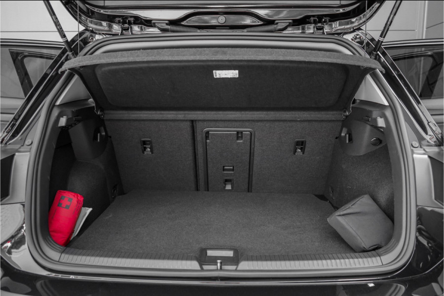 Volkswagen Golf 1.5 eTSI Move Style Pack ACC Camera 18"