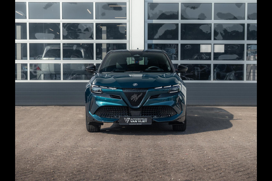 Alfa Romeo junior Elettrica Ti 54 kWh | Clima | Adapt. Cruise | Keyless | Handsfree A-Klep | PDC rondom | Pack Techno | Warmtepomp | Bicolore