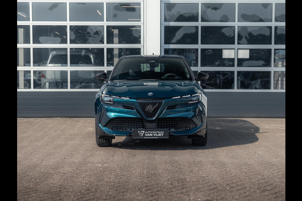 Alfa Romeo junior Elettrica Ti 54 kWh | Clima | Adapt. Cruise | Keyless | Handsfree A-Klep | PDC rondom | Pack Techno | Warmtepomp | Bicolore