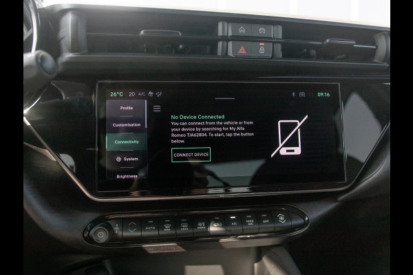 Alfa Romeo junior Elettrica Ti 54 kWh | Clima | Adapt. Cruise | Keyless | Handsfree A-Klep | PDC rondom | Pack Techno | Warmtepomp | Bicolore