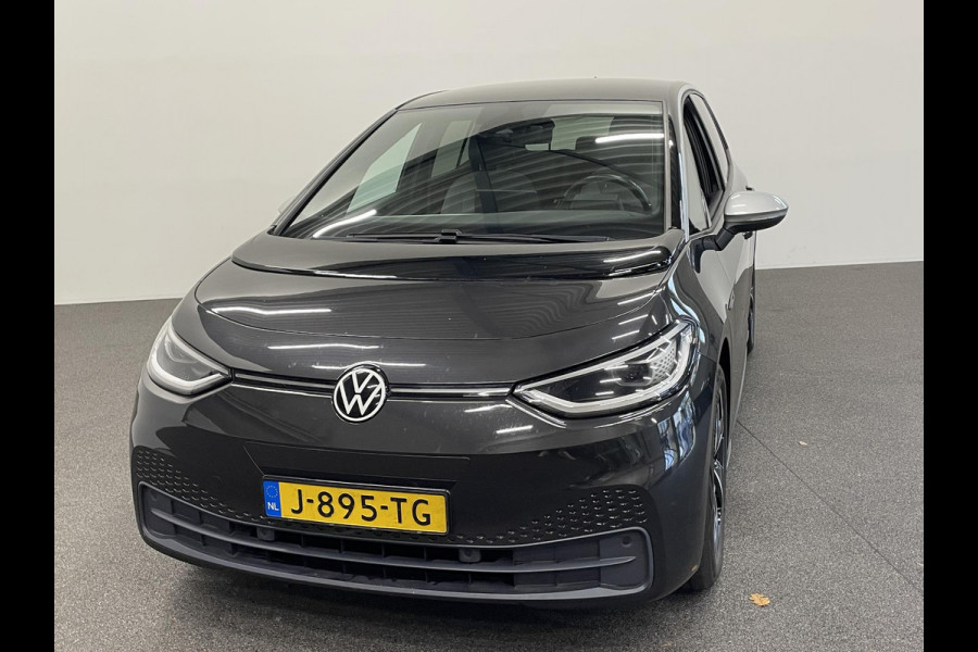 Volkswagen ID.3 First Plus 58 kWh Navigatie Apple Carplay/Android Auto Adaptive Cruise Control Camera Parkeersensoren Stoel- en stuurverwarming Lichtmetalen velgen Climate Control