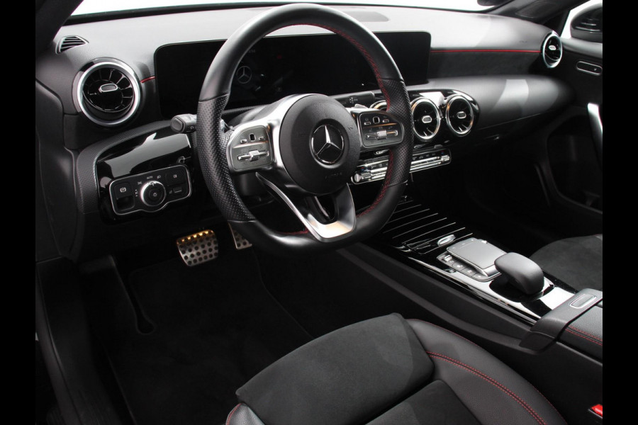 Mercedes-Benz A-Klasse 200 AMG Line Navigatie Climate Control Camera Virtual Cockpit Led Stoelverwarming Cruise control Parkeersensoren