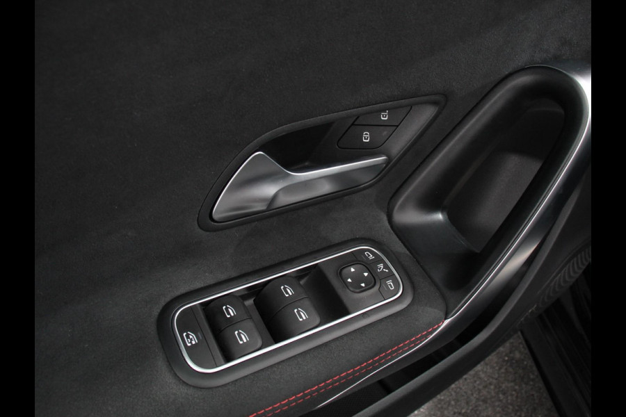 Mercedes-Benz A-Klasse 200 AMG Line Navigatie Climate Control Camera Virtual Cockpit Led Stoelverwarming Cruise control Parkeersensoren