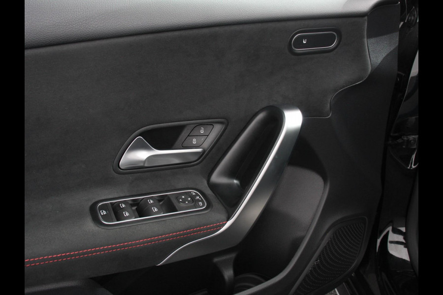 Mercedes-Benz A-Klasse 200 AMG Line Navigatie Climate Control Camera Virtual Cockpit Led Stoelverwarming Cruise control Parkeersensoren