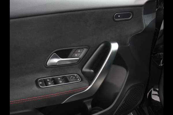 Mercedes-Benz A-Klasse 200 AMG Line Navigatie Climate Control Camera Virtual Cockpit Led Stoelverwarming Cruise control Parkeersensoren